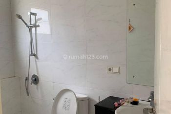 Disewakan Rumah 4 kamar 2 Lantai semi furnished Bagus banget