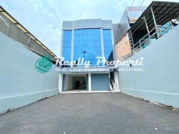 Dijual Ruko 3¹/² Lantai Lokasi Strategis di Pinggir Jalan Jatiwaringin