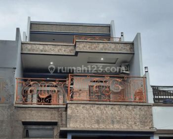 Rumah Mewah Depok Lama Dekat Stasiun Depok