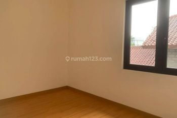 Rumah di Komplek Griya Mas - Sayap Surya Sumantri 2 Lantai SHM Timur