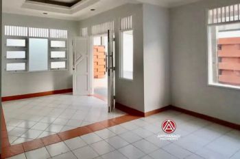 RUKO KEBAYORAN BARU, BANGUNAN 3,5 LANTAI