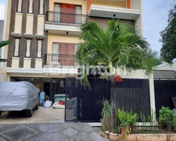 RUMAH KELAPA GADING 3 LANTAI SIAP HUNI