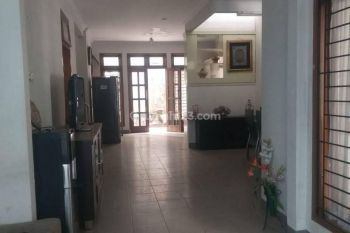 Rumah Bagus 2 Lantai Rapi Dalam Cluster