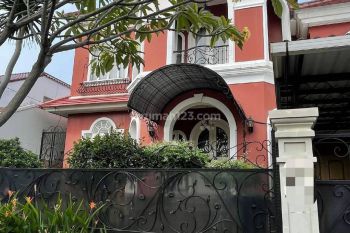 Rumah Disewakan di Karmel Kebon Jeruk 2 Lantai Bagus