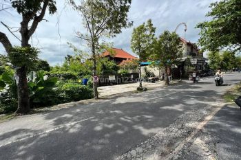 Tanah:1000 M2(10 are ) super langka siap Bangun Di jln utama pantai Pererenan