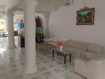 Villa fasilitas kolam renang disewakan  harian di Sentul City