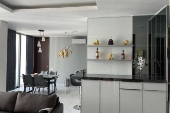 Apartment Rose Bay Graha Famili, Strategis