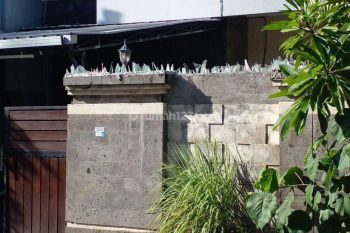 Rumah di Jl laksamana renon 2 Lantai full AC