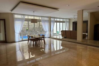 Rumah Di Sewakan Siap Huni Dan Rapi Dengan Fasilitas Kolam Renang