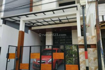 RUMAH BARU 2,5 Lantai Dalam Komplek Pondok Bambu Jakarta Timur