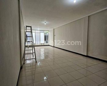 Ruko Estee Merr 3 Lantai Strategis, Listrik 2200 Watt