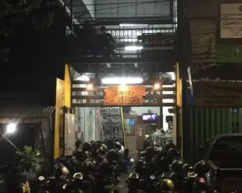 Di Kontrakan Stand kafe 1.5 Lantai Raya Manyar 67 B Surabaya strategis
