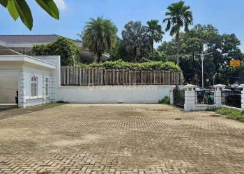 Jual secepatnya rumah mewah Lokasi Strategis Harga miring cocok utk usaha yang