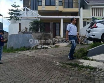 rumah bagus 2 lantai di perum wijaya kusuma Batu
