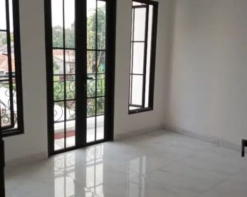 Rumah di Lenteng agung 1 M-an 2 lantai sengkah ke stasiun LA