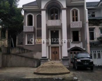 Rumah Apa Adanya 3 Lantai di Cluster Sentul City, Bogor