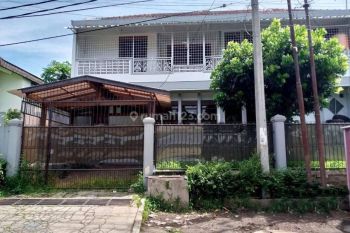 Rumah Terawat 2 Lantai di Tubagus Ismail Bandung