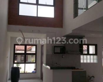 Rumah Kompleks Lokasi 300m dari Stasiun LRT Rumah di Jalan Caman 2 Lantai SHM