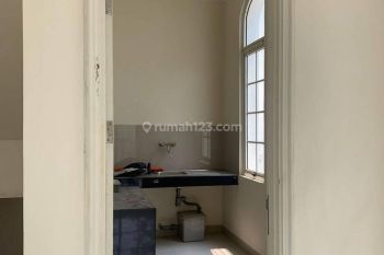 Disewakan rumah 4 kamar 3 Lantai SHM Bagus banget harga bisa nego