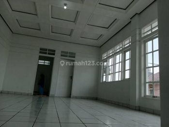 Rumah Dijual Kokoh Dan Megah di Komplek Guruminda