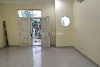 DISEWAKAN MURAH .. RUMAH PIK RAPI , SEMI FURNISHED SIAP HUNI
