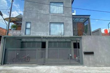 RUMAH BERGAYA INDUSTRIAL MODERN 3,5 LANTAI DI SAYAP PHH.MUSTOFA PADASUKA