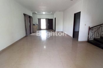 RUMAH luas 2 lantai di Renon