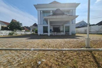 Gedung super strategis eks bank di jalan veteran solo