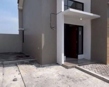 Rumah Baru Alana Tambak Oso, Strategis