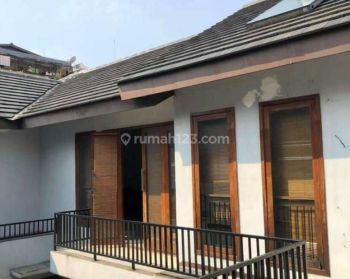 Dijual Rumah Hook Strategis Nyaman di Kebayoran Baru SHM