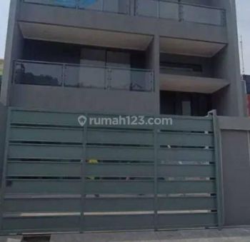 Dijual Rumah Mewah Bangunan Baru 3 Lantai Ada Kolam Renang di Taman Surya 5