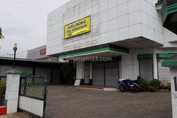 Sewa gedung usaha 2 lantai di Pinggir Jalan Raya