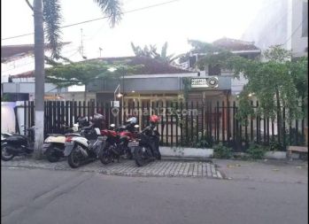 Rumah Cafe Kantor di Poros Jalan Raya Candi Mendut Suhat Malang
