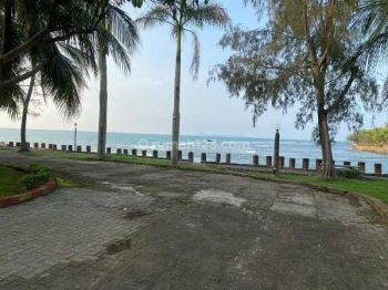 Resort Tua Kokoh Yang Sangat Indah Depan Pantai Anyer, Serang