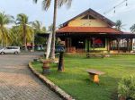 thumbnail-resort-tua-kokoh-yang-sangat-indah-depan-pantai-anyer-serang-9