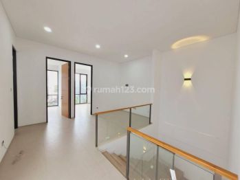 Rumah 2 Lantai Bagus Unfurnished SHM di Setraduta, Bandung