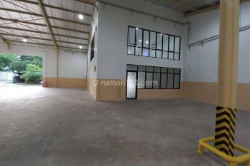 Gudang Dalam Kawasan Pergudangan Pinggir Jalan Besar
