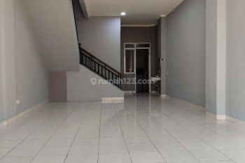 Ruko di Ruko graha boulevard
Gading serpong
Tangerang