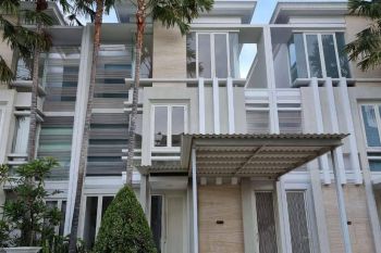 Rumah 3 Lantai Bagus di Pakuwon Indah, Ritz Embassy, Surabaya