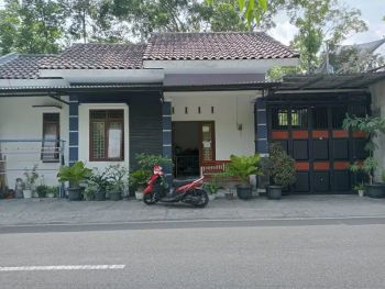 Rumah pinggir jalan aspal utama