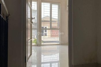 Rumah 2,5 lantai di Green Court dijual cepat