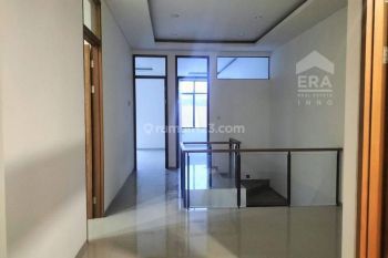 Dijual Singgasana 2 Lantai Rumah Baru. Lokasi Dalam Cluster