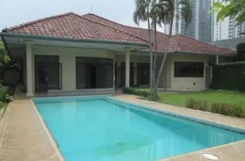 Rumah Dengan Private Pool di Jalan Damai Raya Cipete Jakarta Selatan