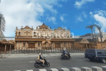 DI  GEDUNG LUAS MEWAH DAN MEGAH FULL ORNAMEN ROMAWI JL MAGELANG YOGYAKARTA