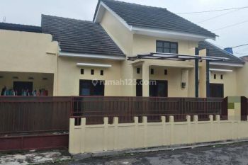 Rumah Second Bagus Perum dekat Kampus UMS