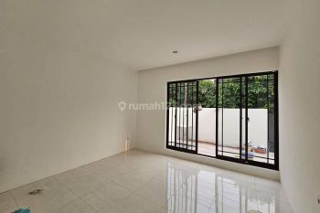 J Disewakan Rumah Baru 10x20m2 Taman Aries Meruya Utara