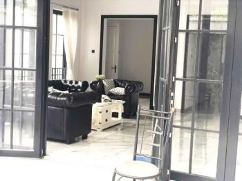 Sewa Rumah Klasik 2 Lantai di Kebayoran Lama Furnished