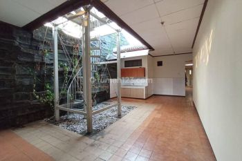 Spacious House With Nice Huge Garden At Kuningan Area