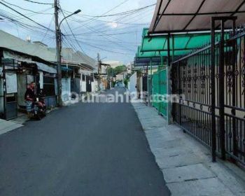 Rumah Lokasi Strategis Jalan gede Di Taman ratu(TR153)