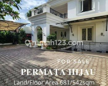 Rumah Bagus Strategis Terawat Halaman Luas di Permata Hijau